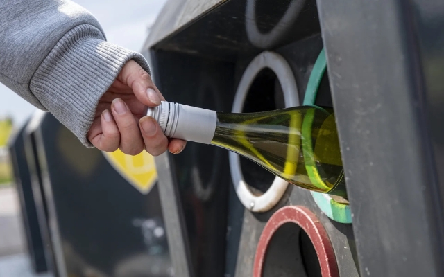 Mogen doppen en deksels mee de glasbak in?